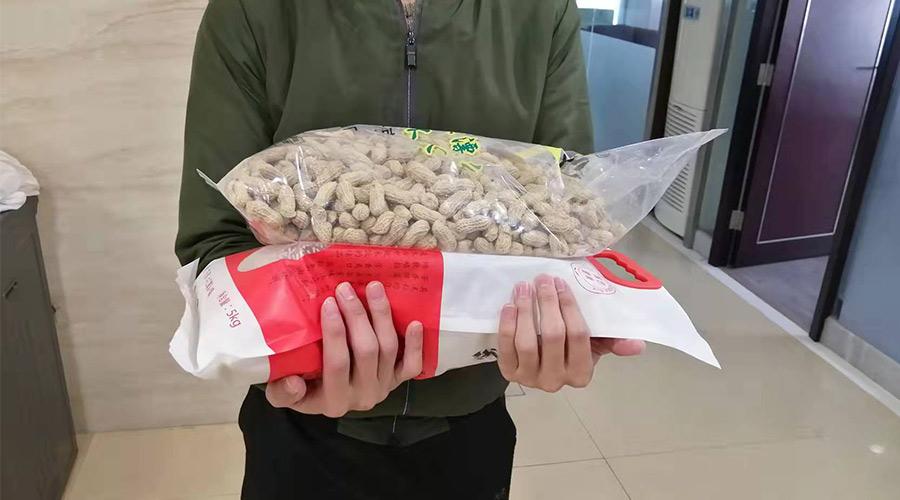 新春關(guān)懷 禮滿情暖！金環(huán)電器給員工發(fā)年貨