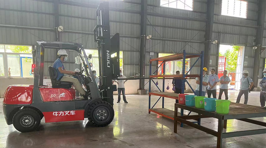 比技能 展風(fēng)采！金環(huán)電器參與鶴城鎮(zhèn)第二屆企業(yè)職工叉車技能競賽