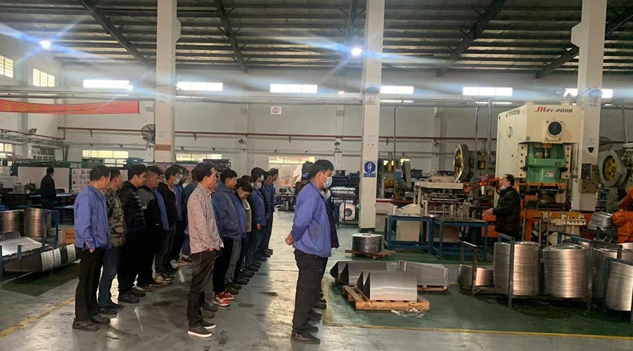 意氣奮發(fā)！金環(huán)電器沖壓車間組織人員開展例行早會(huì)